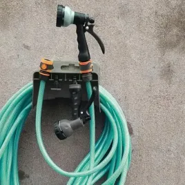 wieszak-na-waz-ogrodowy-uchwyt-scienny-zwijacz-organizer-nawijak-weza