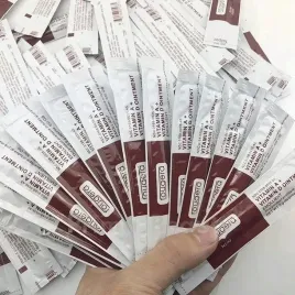 zestaw-50x-5g-masc-z-witamina-a-d-saszetka-do-tatuazu-makijazu-krem-fougera