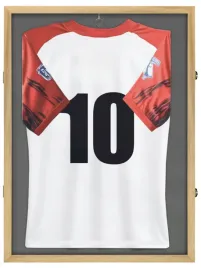 drewniana-rama-na-koszulke-sportowa-59x79-naturalna-na-prezent-sport-pilka