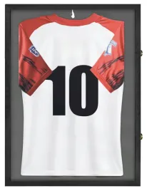 drewniana-rama-na-koszulke-sportowa-59x79-czarna-na-prezent-sport-pilka