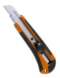 noz-z-ostrzem-lamanym-do-tapet-18-mm-2-ostrza