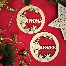 zawieszka-choinkowa-renifer-z-imieniem-dziecka-drewniana-bombka-swiateczna