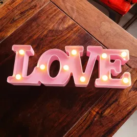 lampka-led-napis-love-rozowa-dekoracja-romantyczna-walentynki-na-stol