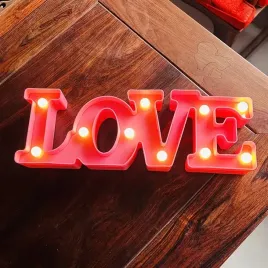 lampka-led-napis-love-czerwona-dekoracja-romantyczna-walentynki-na-stol