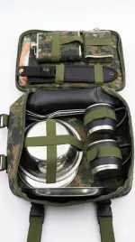 zestaw-turystyczny-survivalowy-camo-10w1-z-menazka-nozem-2-piersiowkami