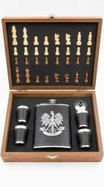 zestaw-prezentowy-polska-szachy-piersiowka-elegancki-upominek-dla-me