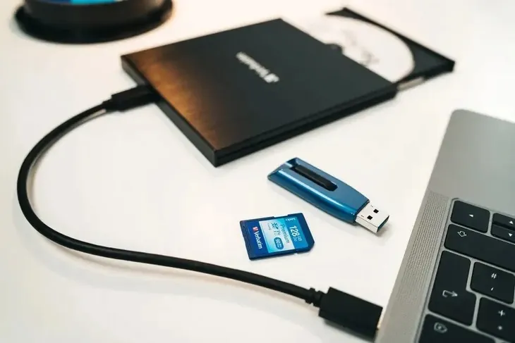 nagrywarka-blu-ray-4k-slim-usb-c-verbatim-do-pc-i-mac-technologia-m-disc-tak