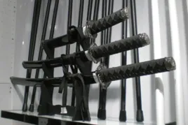 kpl-3-mieczy-samurajskich-na-stojaku