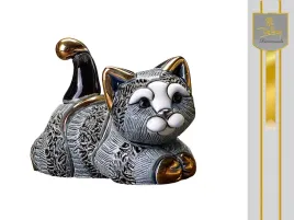 pasiasty-kotek-odpoczywajacy