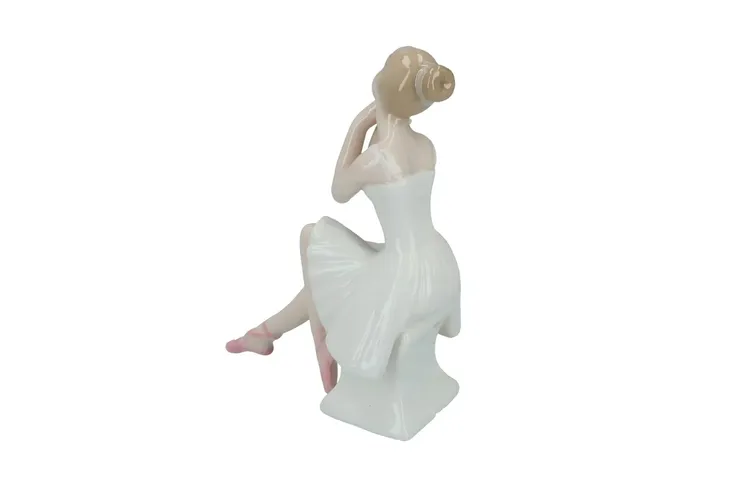 figurka-mala-baletnica-material-wykonania-porcelana