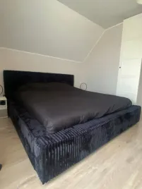 masywne-lozko-160x200-tapicerowane-z-pojemnikiem-i-stelazem