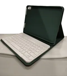 etui-z-klawiatura-ipad-109-2022-biala-klawiatura-ciemnozielone-etui