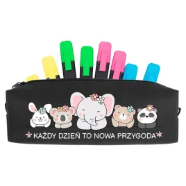 piornik-czarny-szkolny-do-szkoly-przedszkola-kazdy-dzien-to-nowa-przygoda