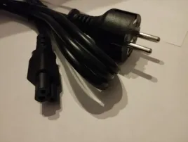 przewod-zasilajacy-koniczynka-do-laptopa