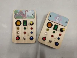 2x-drewniana-tablica-manipulacyjna-sensoryczna-z-wlacznikami-led-dla-dzieci