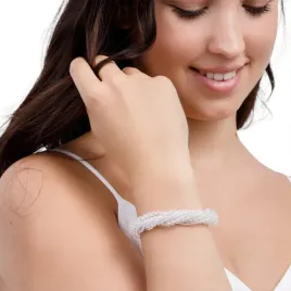 bransoletka-z-bialych-koralikow-elegancka-pleciona-magnetyczne-zapiecie