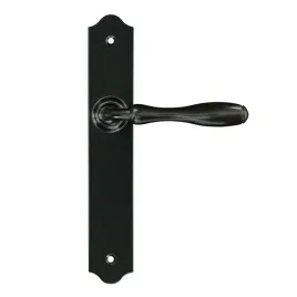 klamki-do-drzwi-z-szyldem-bez-otworu