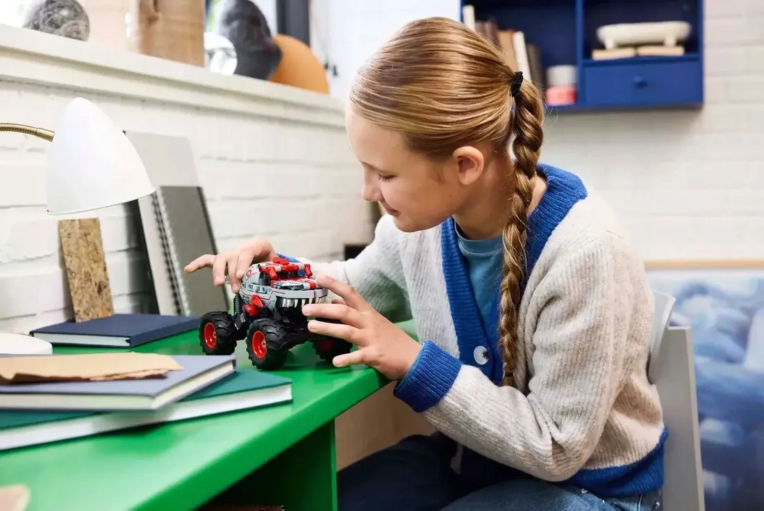 lego-technic-monster-jam-thunderroarus-z-napedem-typu-pull-back-stan-nowy