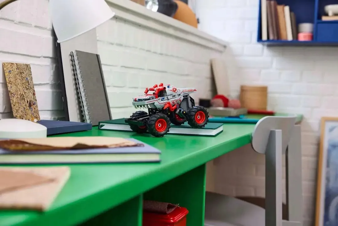 lego-technic-monster-jam-thunderroarus-z-napedem-typu-pull-back-stan-nowy