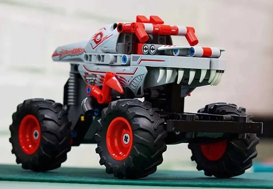 lego-technic-monster-jam-thunderroarus-z-napedem-typu-pull-back