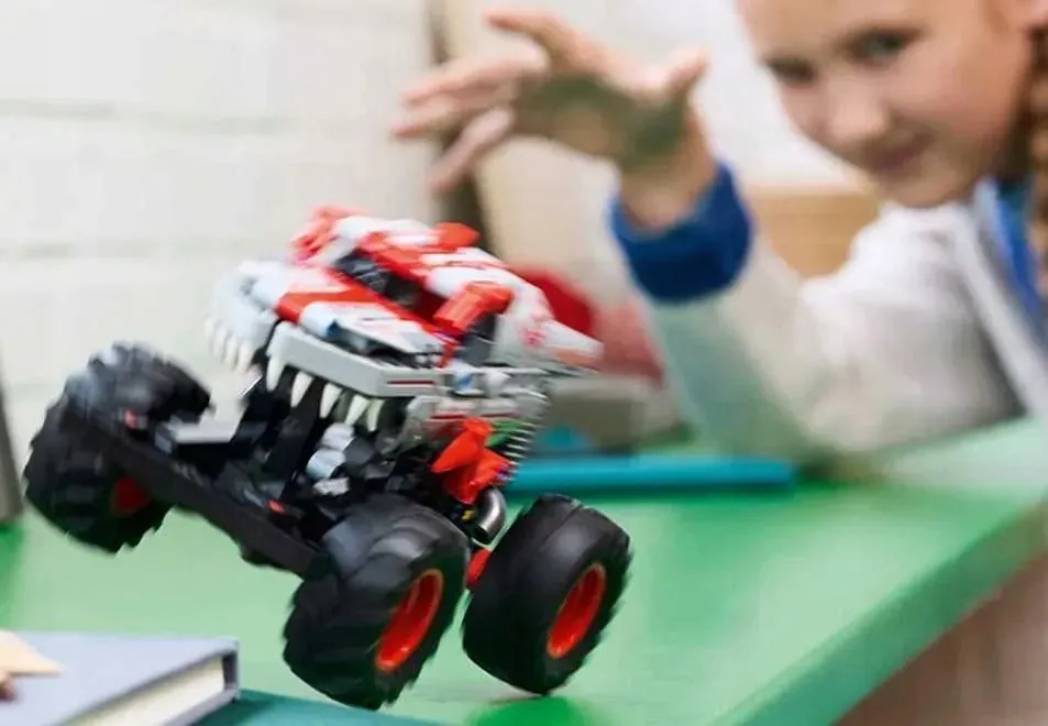 lego-technic-monster-jam-thunderroarus-z-napedem-typu-pull-back-stan-nowy