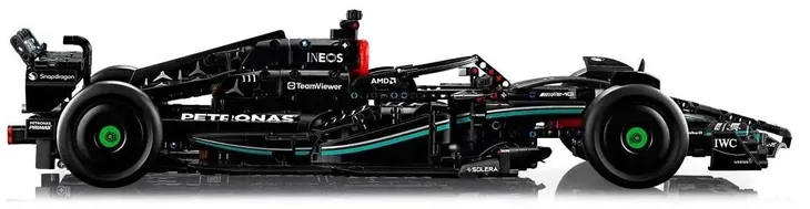 lego-technic-mercedes-amg-f1-w14-e-performance-bohater-lego-friends