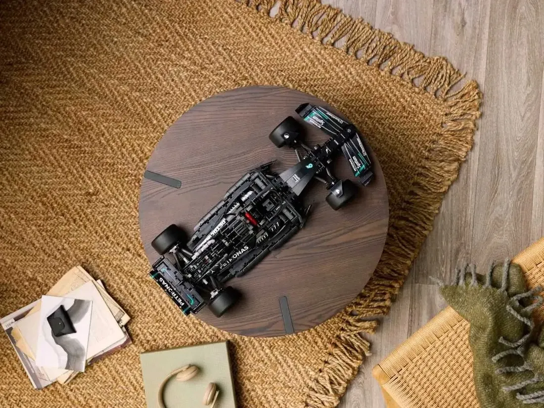 lego-technic-mercedes-amg-f1-w14-e-performance-stan-nowy