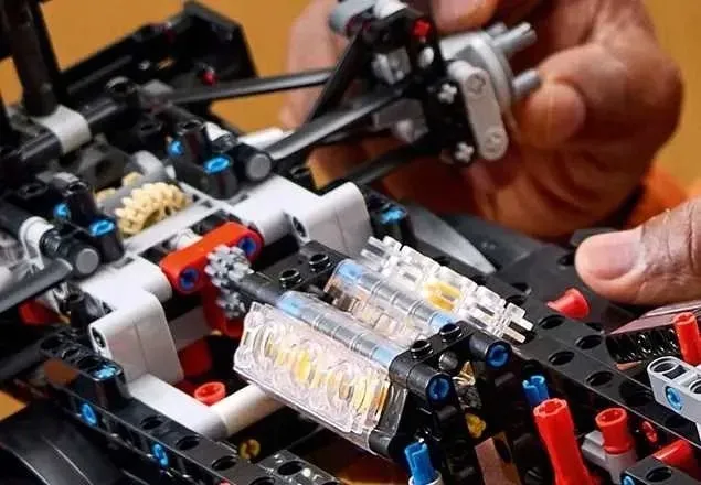 lego-technic-mercedes-amg-f1-w14-e-performance