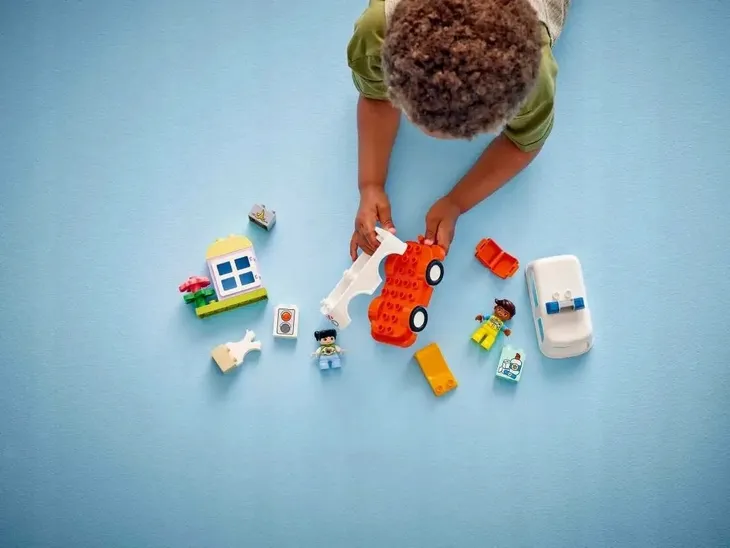 lego-duplo-karetka-z-kierowca-marka-lego