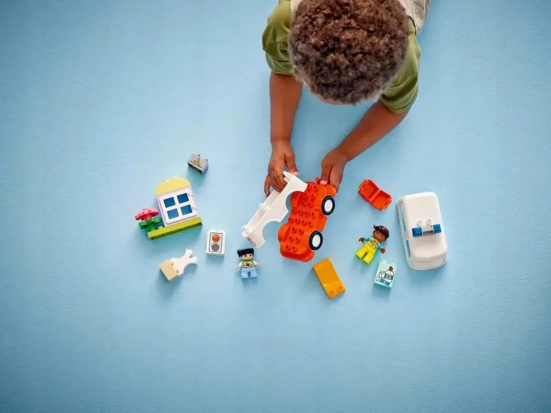 lego-duplo-karetka-z-kierowca