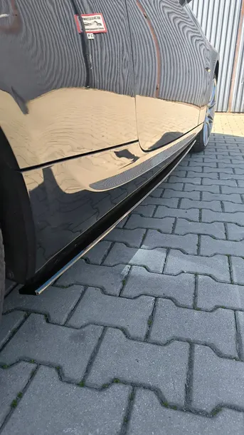 dokladki-progow-e90-e91-e92-e93-splitter-boczne-progi-mpakiet-czarny-polysk-strona-zabudowy-lewe-prawe