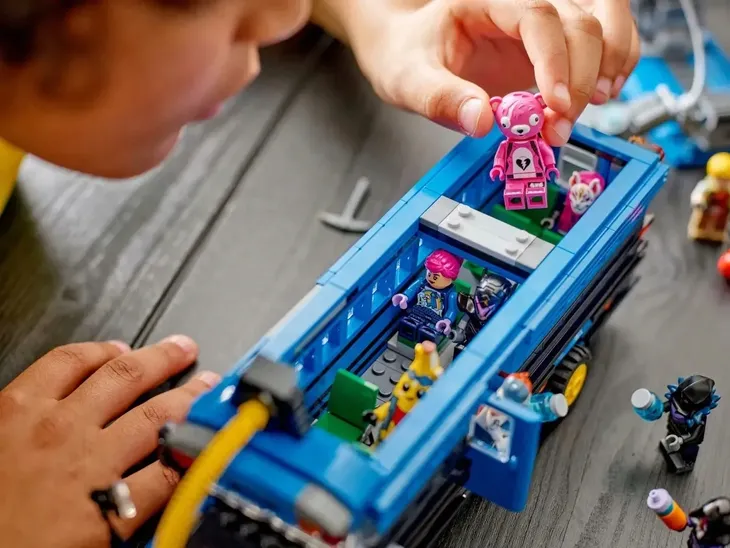 lego-fortnite-bus-bojowy-waga-z-opakowaniem-1-49-kg