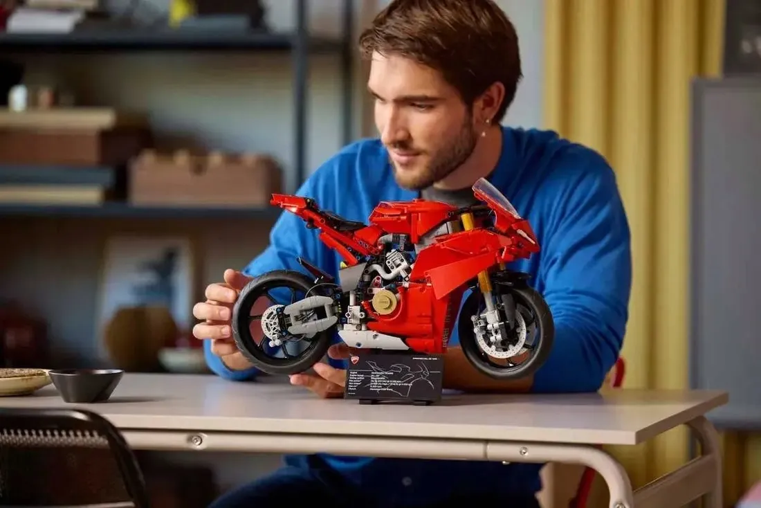 lego-technic-motocykl-ducati-panigale-v4-s