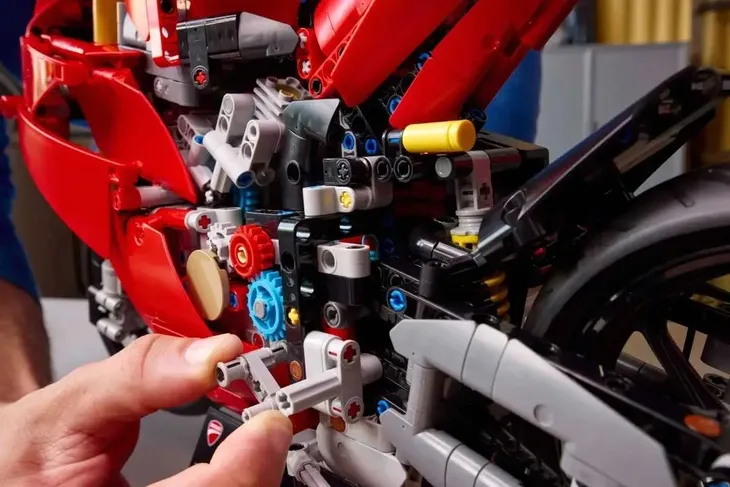 lego-technic-motocykl-ducati-panigale-v4-s-numer-produktu-42202