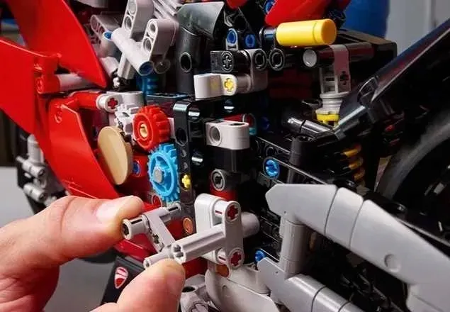 lego-technic-motocykl-ducati-panigale-v4-s