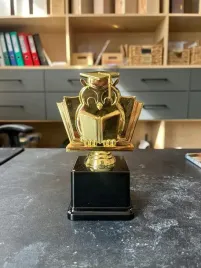 sowa-szkolnictwo-statuetka-na-pasowanie-szkola-super-uczen-uczennica-15-cm