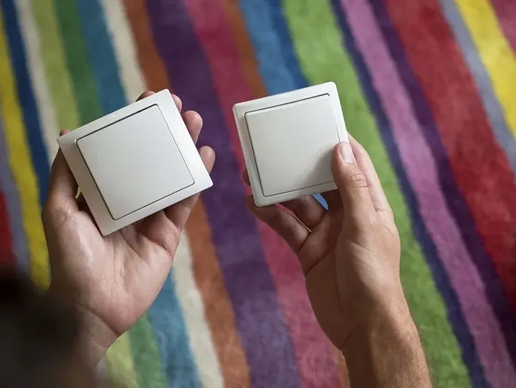 ramka-pojedyncza-kontakt-simon-bialy-stan-nowy-seria-simon-basic