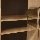 witryna-stojaca-gablota-do-salonu-jadalni-jasny-dab-ekspozycyjna-bergen-kolor-mebla-dab