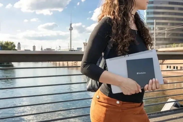 nagrywarka-blu-ray-4k-slim-usb-c-verbatim-do-pc-i-mac-obslugiwane-formaty-odczyt-bd-r-bd-r-dl-bd-re-bd-re-dl-bd-rom-bd-r-ql-bd-r-tr-cd-r-cd-rom-cd-rw-db-re-tl-dvd-r-dvd-r-dl-dvd-rw-dvd-ram-dvd-rom