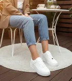 biale-sneakersy-na-platformie-brigitte-stan-nowy