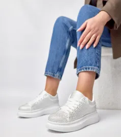 biale-sneakersy-na-platformie-zdobione-cyrkoniami-rosalie
