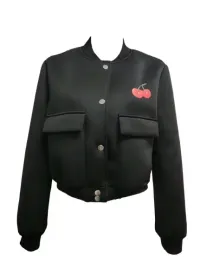 shein-czarna-kurtka-bomber-z-nadrukiem-wisnie-i-zamkiem-44-1el