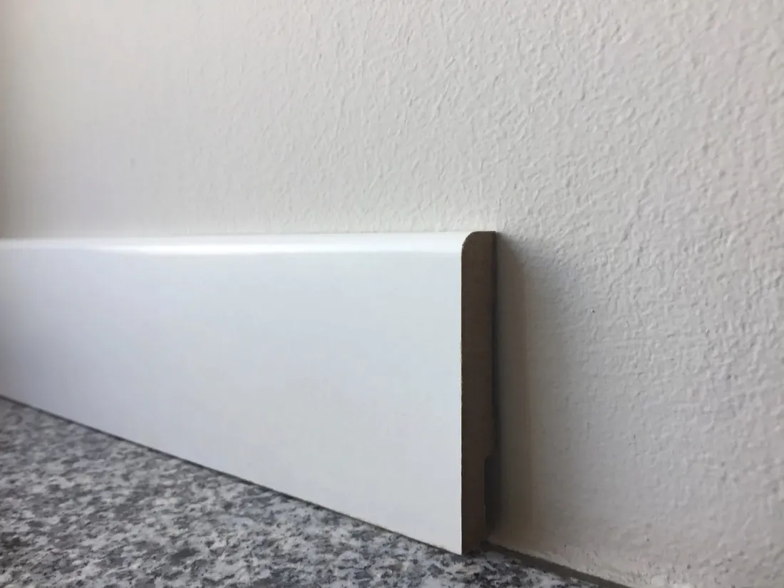 listwa-przypodlogowa-mdf-biala-60x12-mm-stan-nowy