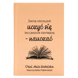 kalendarz-a5-2026-brzoskwiniowy-dla-nauczyciela-zacna-rzecza-jest-uczyc-wz