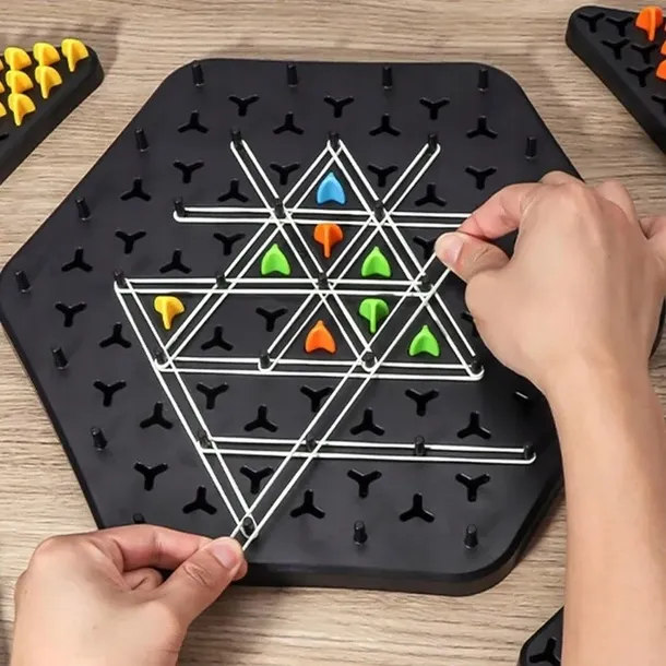 triangle-chess-board-game-interactive-pegboard-game-desktop-board-games-stan-nowy-autor-nie-podano