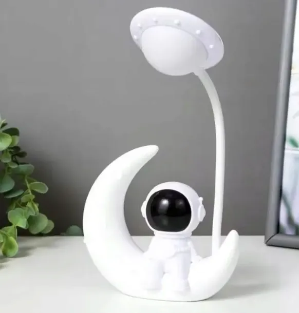lampka-nocna-dla-dzieci-usb-led-astronauta-biurkowa-do-pokoju-dziecka-klasa-energetyczna-a