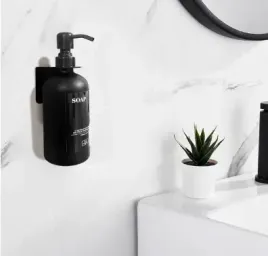 stylowa-czarna-szklana-mydelniczka-scienna-z-dozownikiem-500-ml