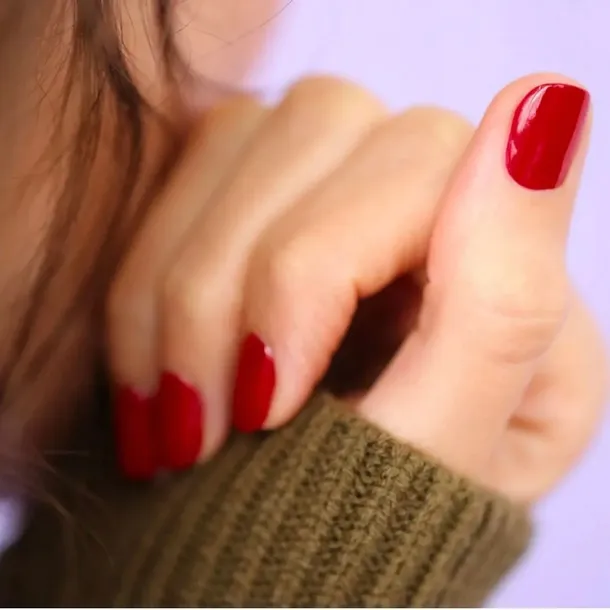 manucurist-green-red-cherry-nail-polish-kolor-odcienie-czerwieni-i-rozu