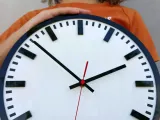 zegar-scienny-modernclock-bialy-30cm-material-dominujacy-szklo