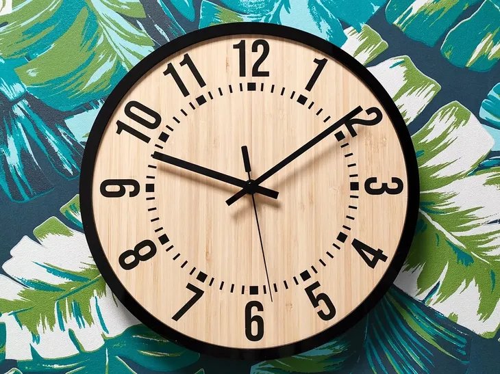 zegar-scienny-bruno-cichy-czytelny-bambus-loft-marka-modernclock